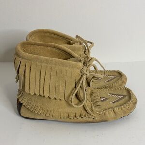 Manitoba Mukluks Booties Womens 9 Beige Suede Beaded Moccasins Fringe Boots
